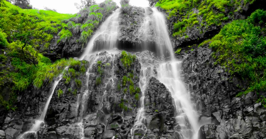 एक महिन्याच्या विलंबानंतर आंबोली मुख्य धबधबा झाला प्रवाहित. konkan varta image (16)